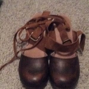 Free People  x Jeffery Cambell Daubs Strap Clogs